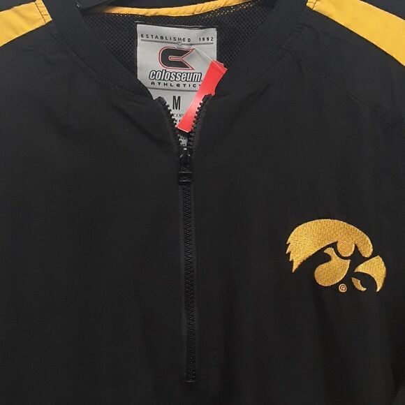 Men,s Hawkeyes size M short sleeve shirt/Jacket. - Picture 3 of 7